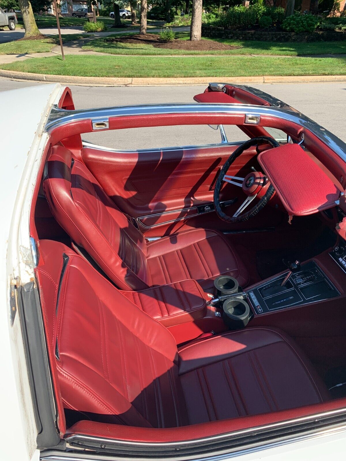 Chevrolet-Corvette-1975-White-Oxblood-Red-138404-7