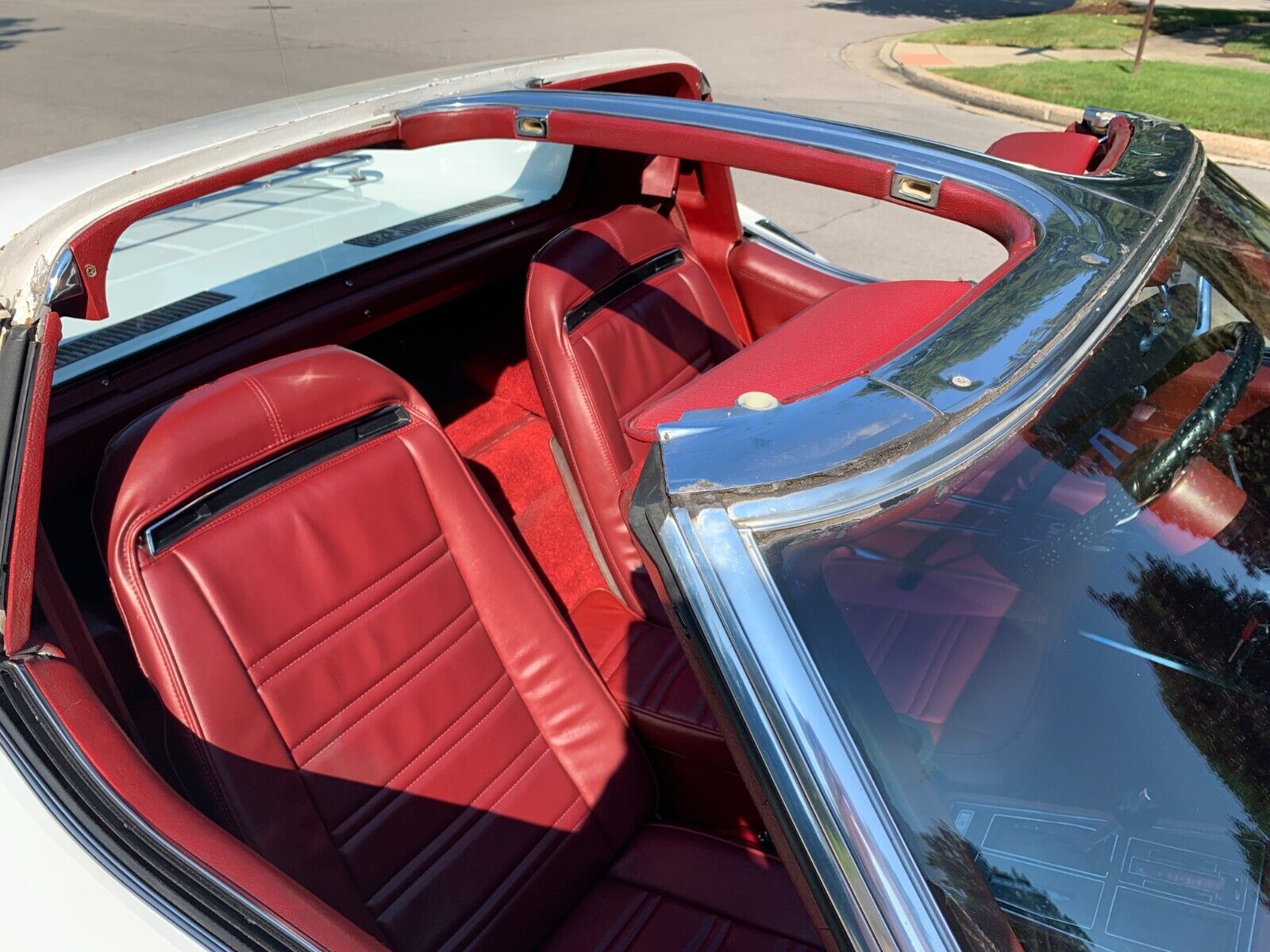 Chevrolet-Corvette-1975-White-Oxblood-Red-138404-8