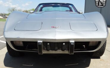 Chevrolet-Corvette-1977-Silver-Red-62385-2