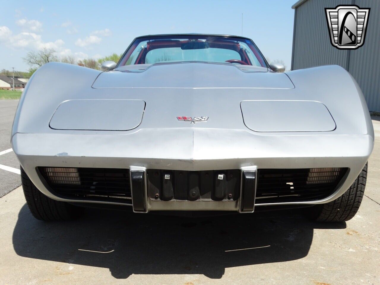 Chevrolet-Corvette-1977-Silver-Red-62385-2