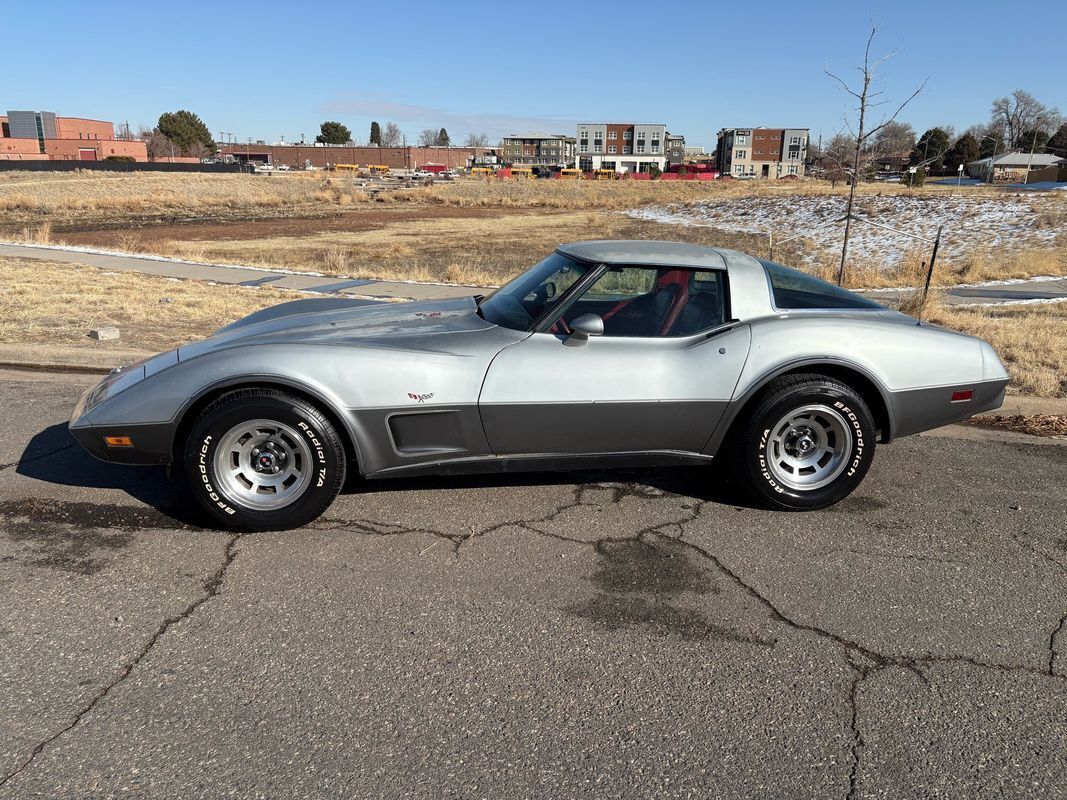 Chevrolet-Corvette-1978-Silver-Red-123292-1