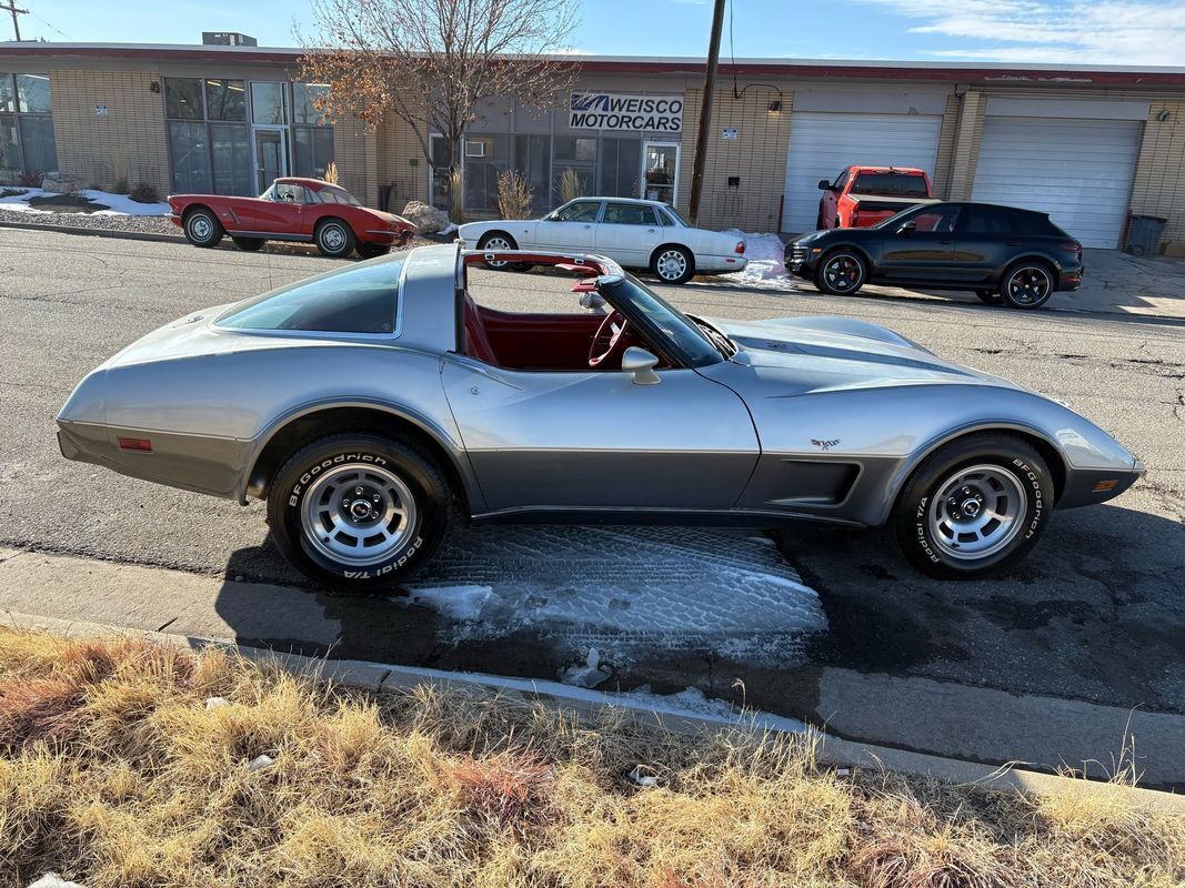 Chevrolet-Corvette-1978-Silver-Red-123292-2