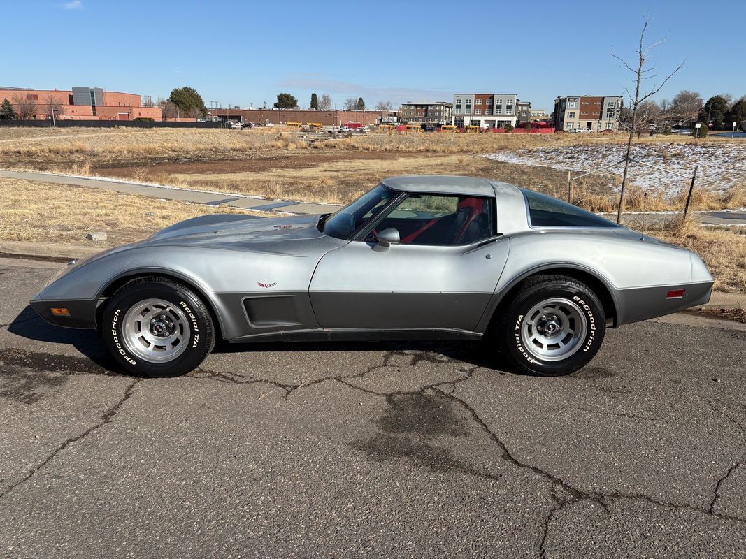 Chevrolet-Corvette-1978-Silver-Red-123292-20