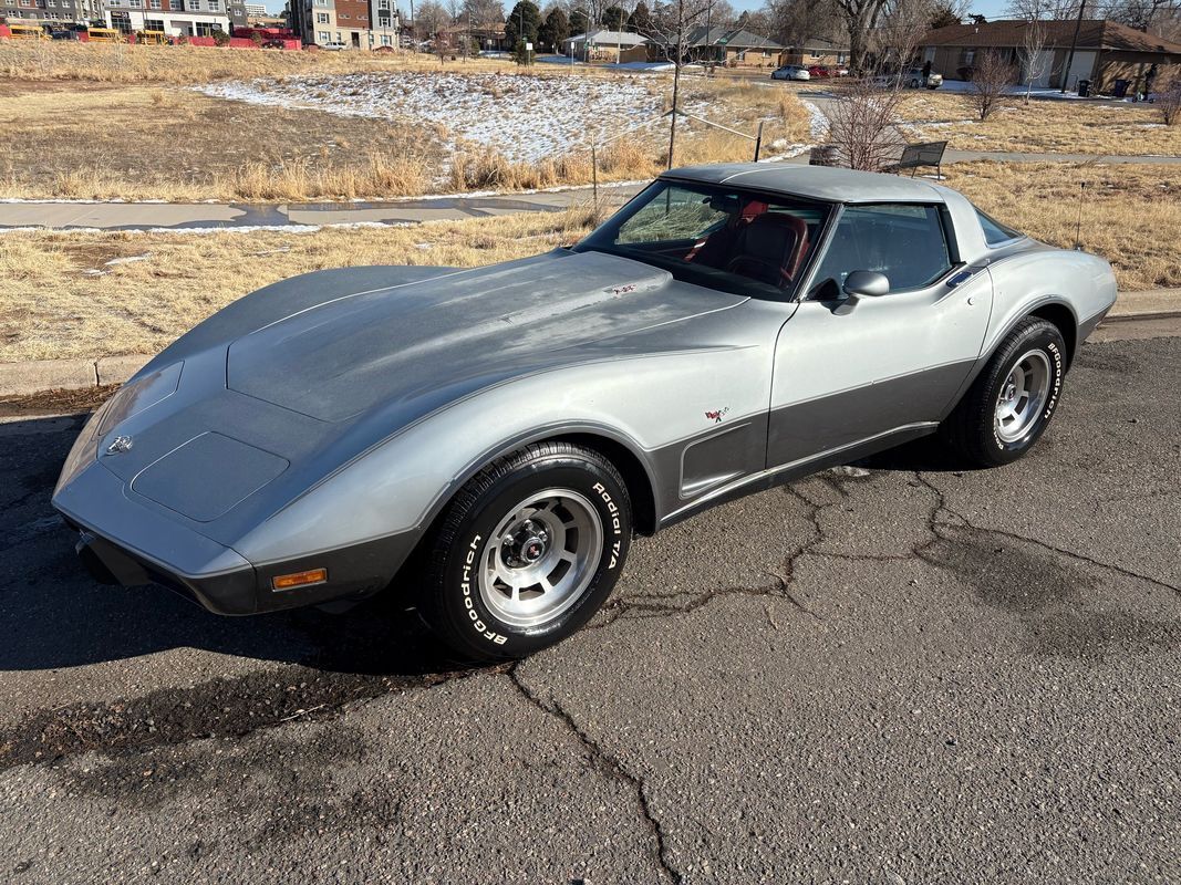 Chevrolet-Corvette-1978-Silver-Red-123292-22