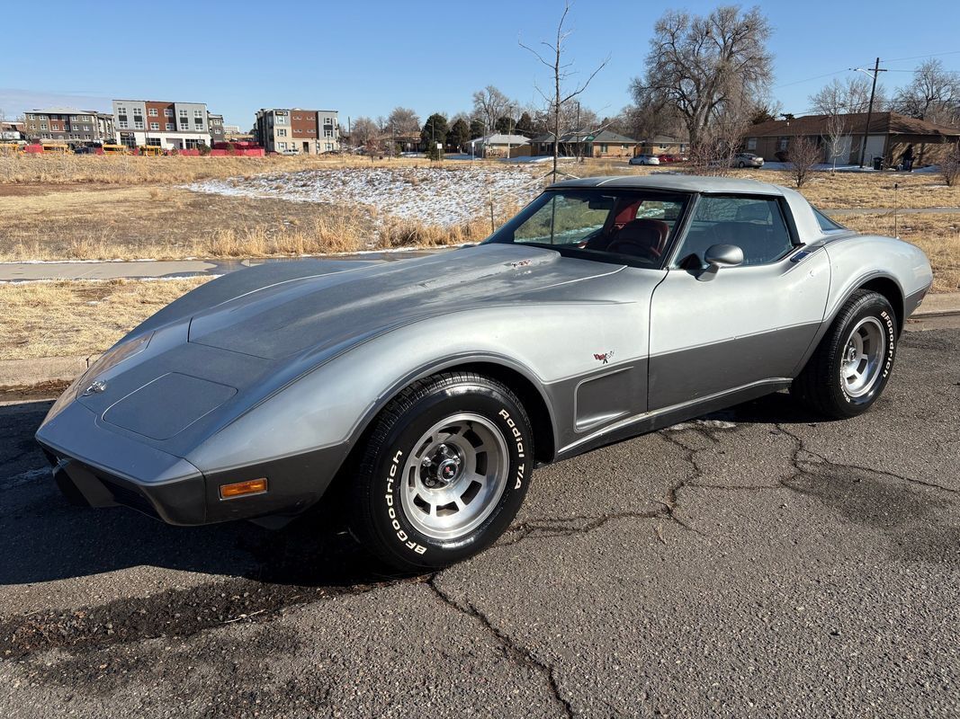 Chevrolet-Corvette-1978-Silver-Red-123292-23