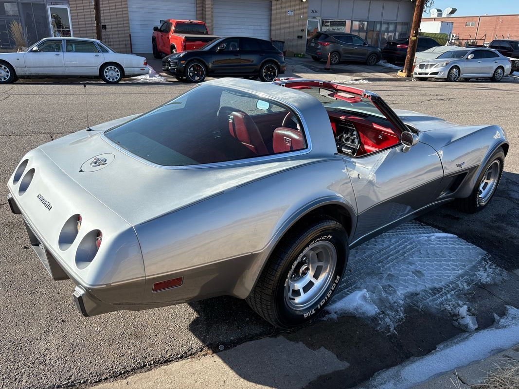 Chevrolet-Corvette-1978-Silver-Red-123292-35