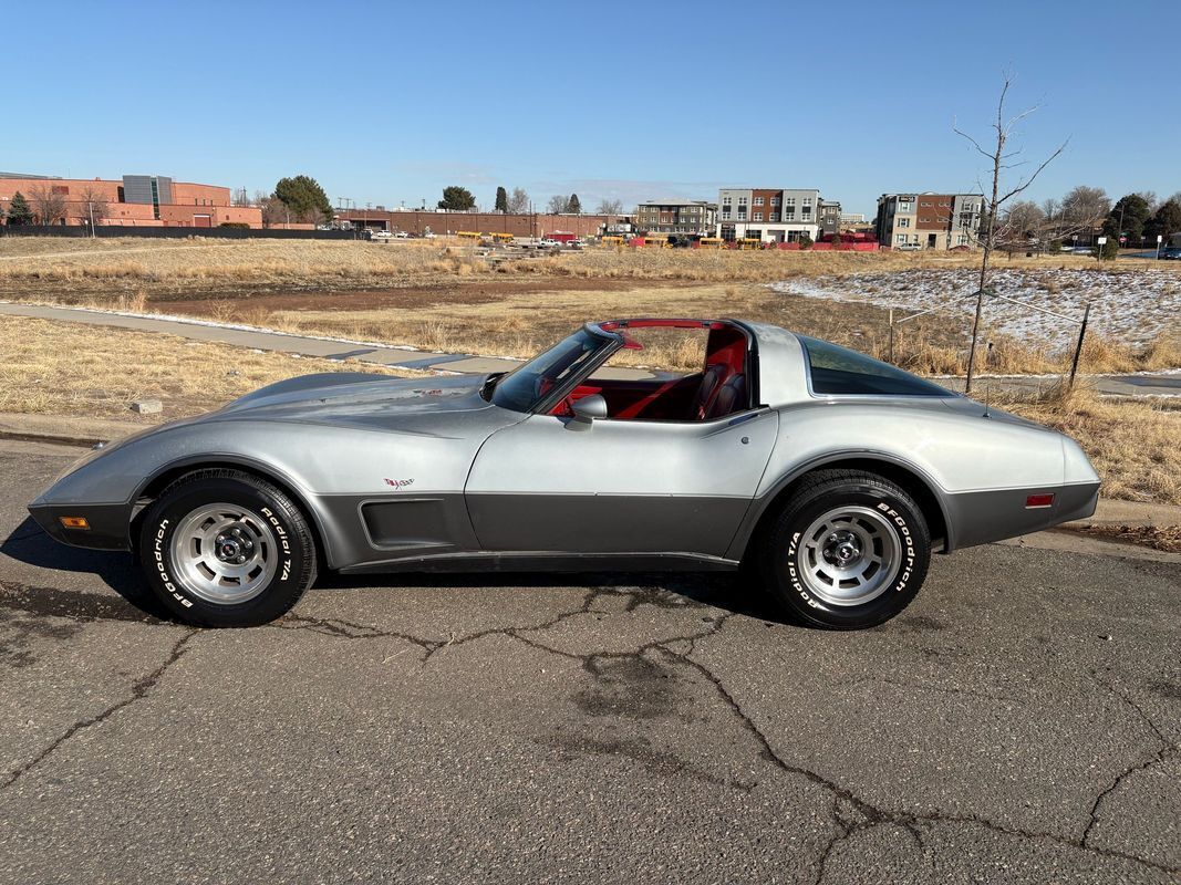 Chevrolet-Corvette-1978-Silver-Red-123292-9