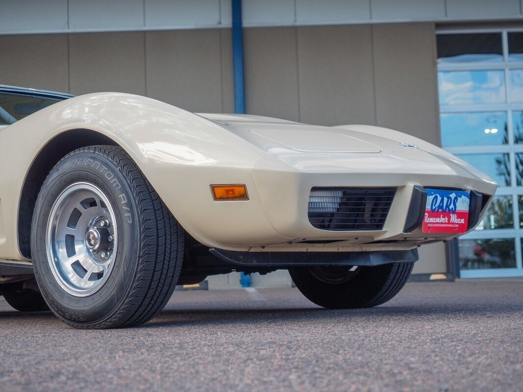 Chevrolet-Corvette-1979-Gold-Tan-42998-3