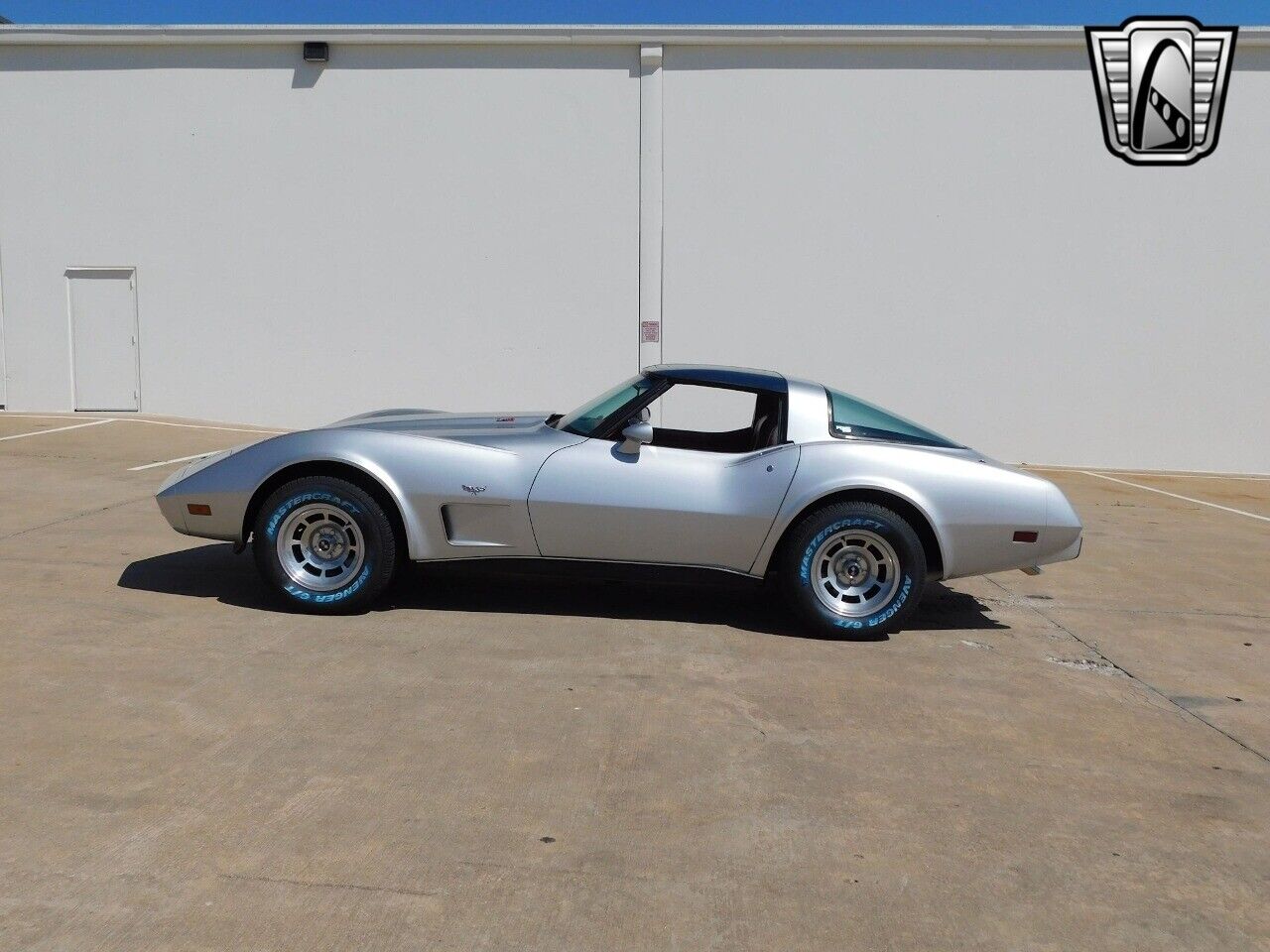 Chevrolet-Corvette-1979-Silver-Red-87906-2