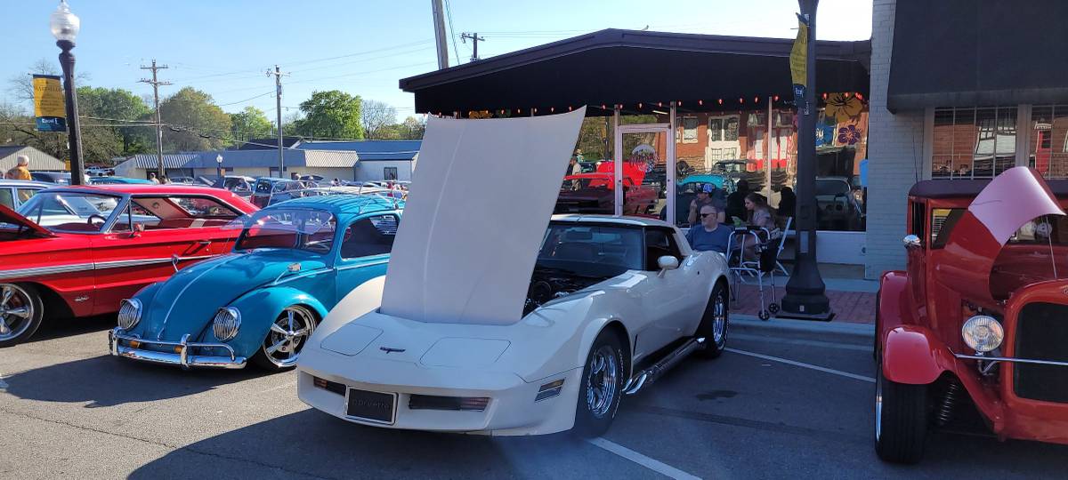 Chevrolet-Corvette-1981-2