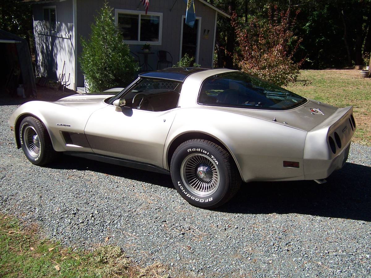 Chevrolet-Corvette-1982-6