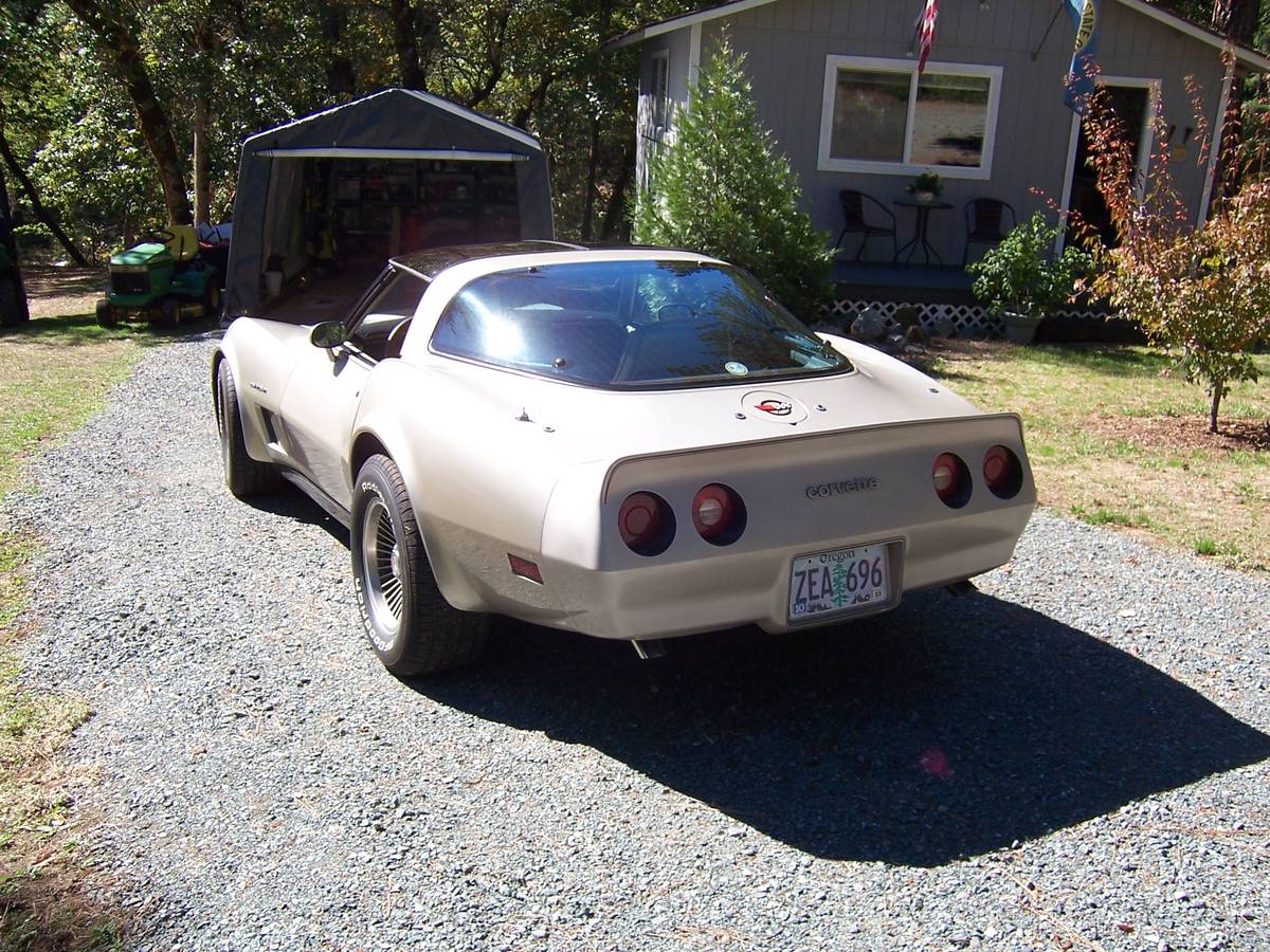 Chevrolet-Corvette-1982-7