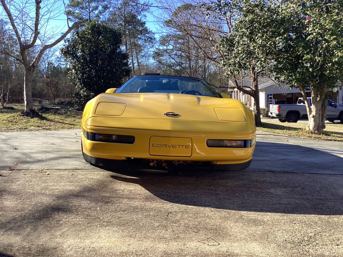 Chevrolet-Corvette-1994-yellow-64374-1