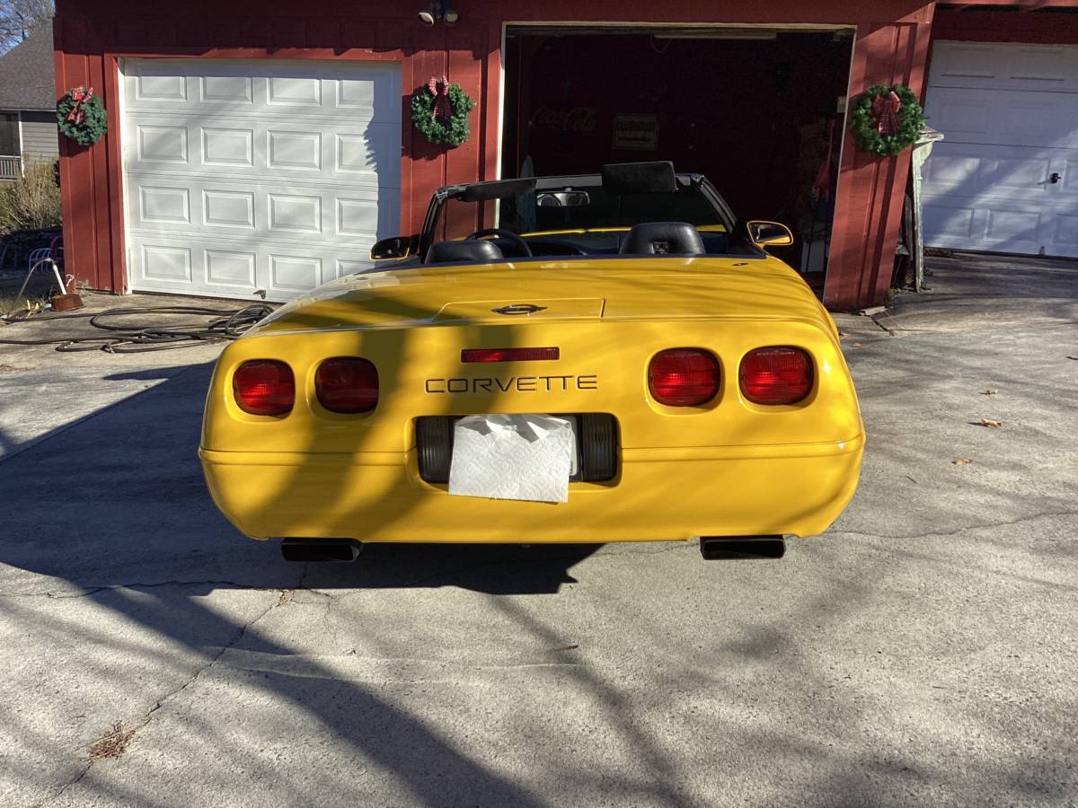 Chevrolet-Corvette-1994-yellow-64374-2