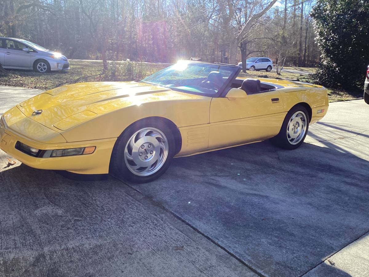 Chevrolet-Corvette-1994-yellow-64374-3