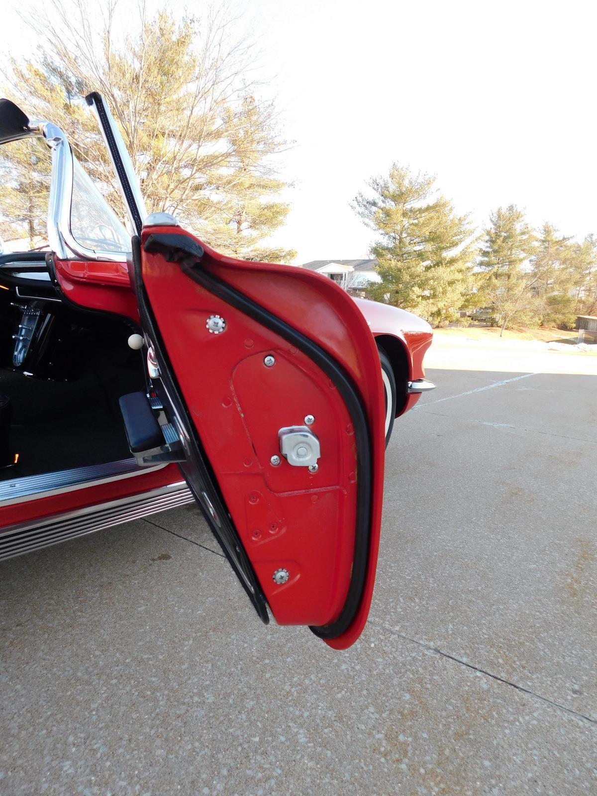 Chevrolet-Corvette-Cabriolet-1962-Red-Black-131857-34