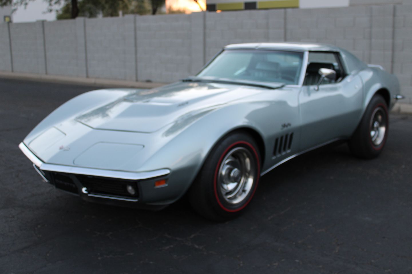 Chevrolet-Corvette-Coupe-1969-Silver-Gray-72250-10