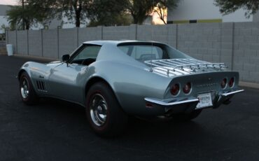 Chevrolet-Corvette-Coupe-1969-Silver-Gray-72250-4