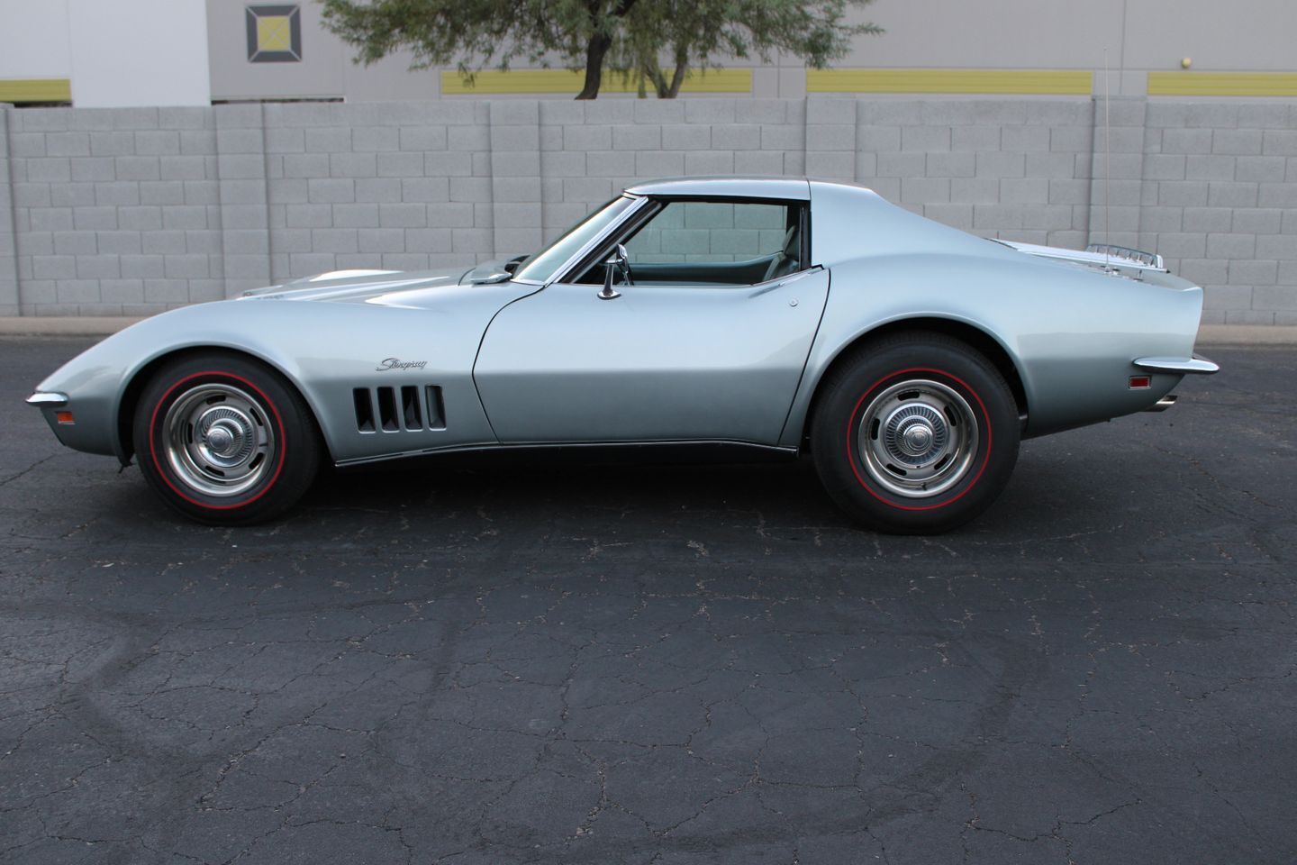 Chevrolet-Corvette-Coupe-1969-Silver-Gray-72250-5