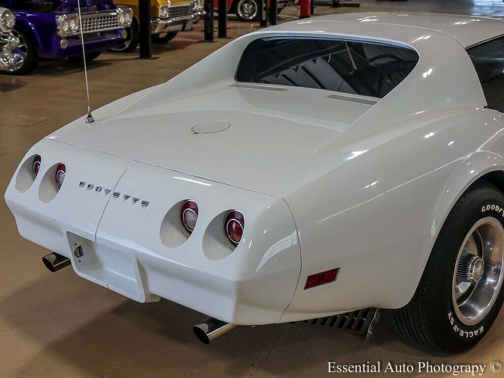 Chevrolet-Corvette-Coupe-1974-White-Black-167206-10