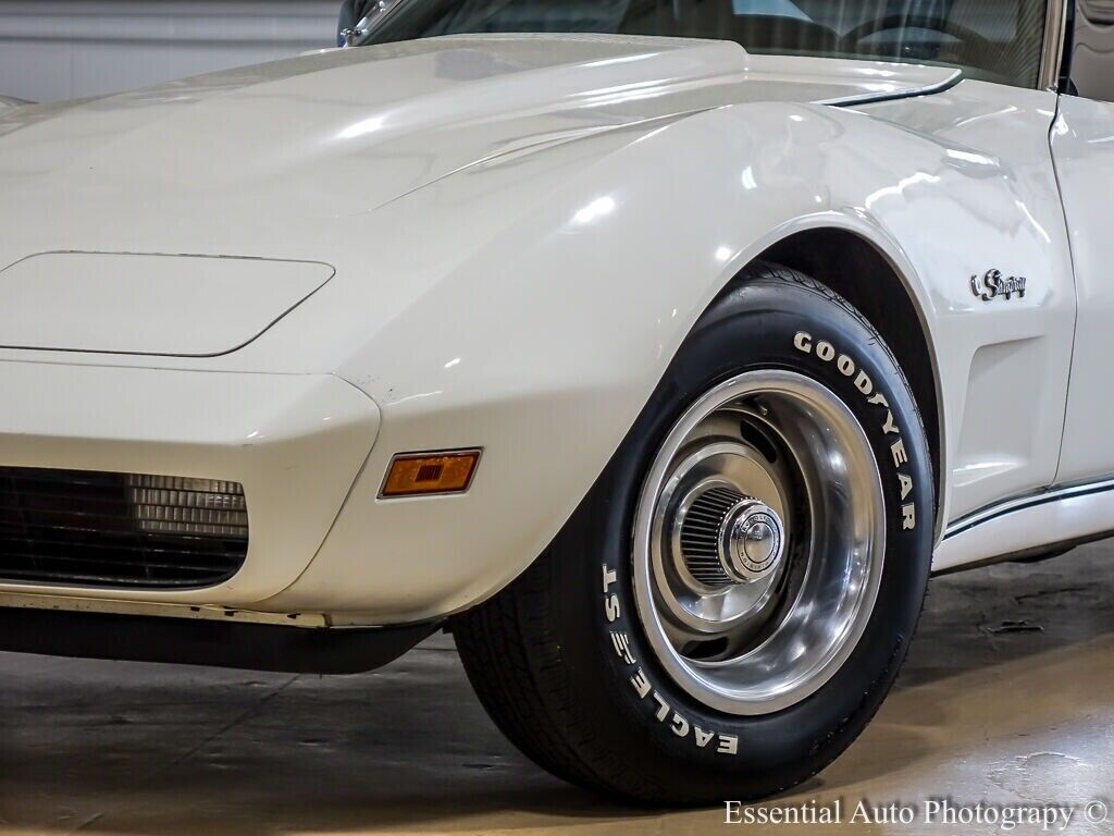 Chevrolet-Corvette-Coupe-1974-White-Black-167206-4