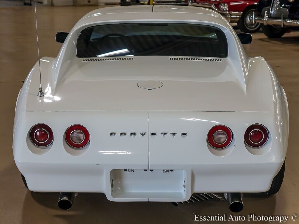 Chevrolet-Corvette-Coupe-1974-White-Black-167206-8