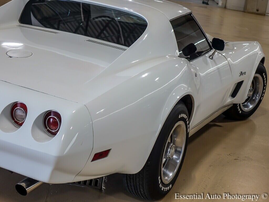 Chevrolet-Corvette-Coupe-1974-White-Black-167206-9