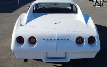 Chevrolet-Corvette-Coupe-1974-White-Maroon-169725-6