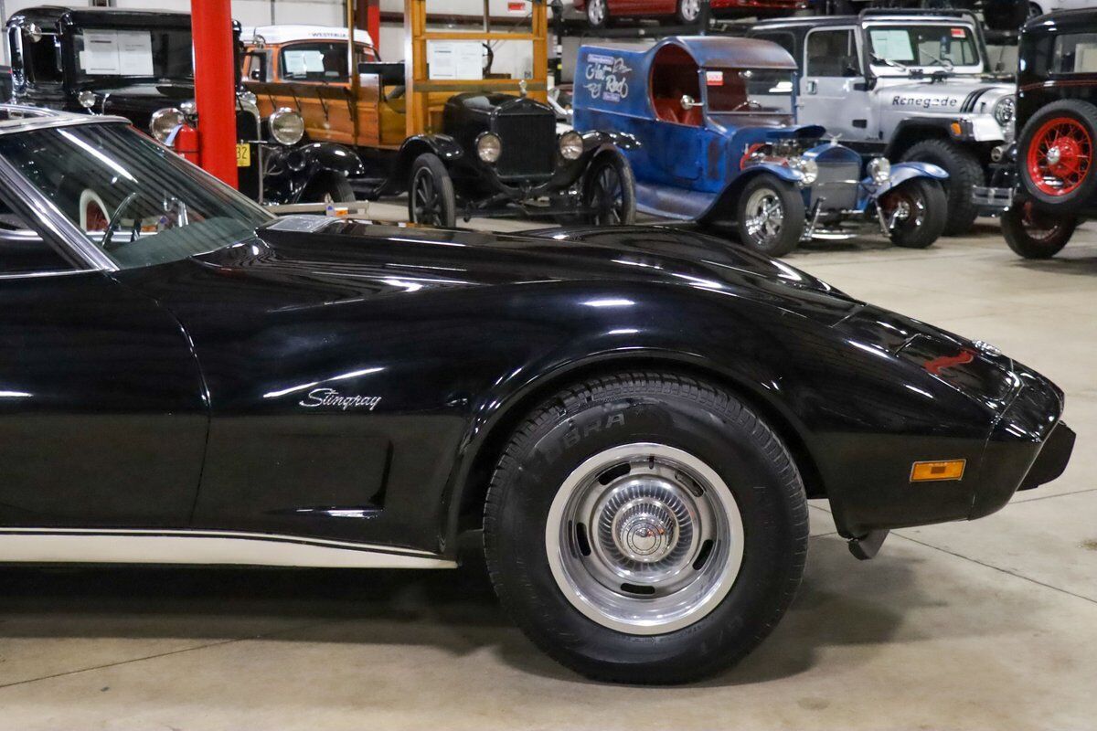 Chevrolet-Corvette-Coupe-1975-Black-Black-97507-10