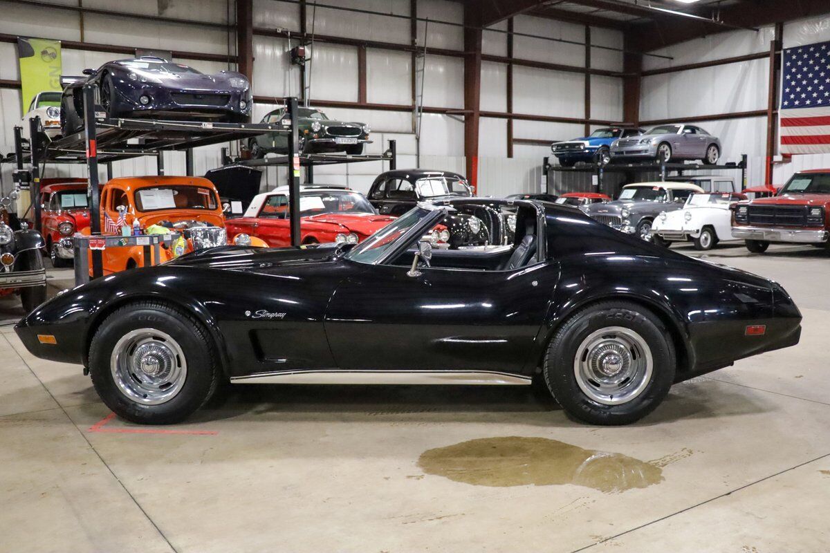 Chevrolet-Corvette-Coupe-1975-Black-Black-97507-3