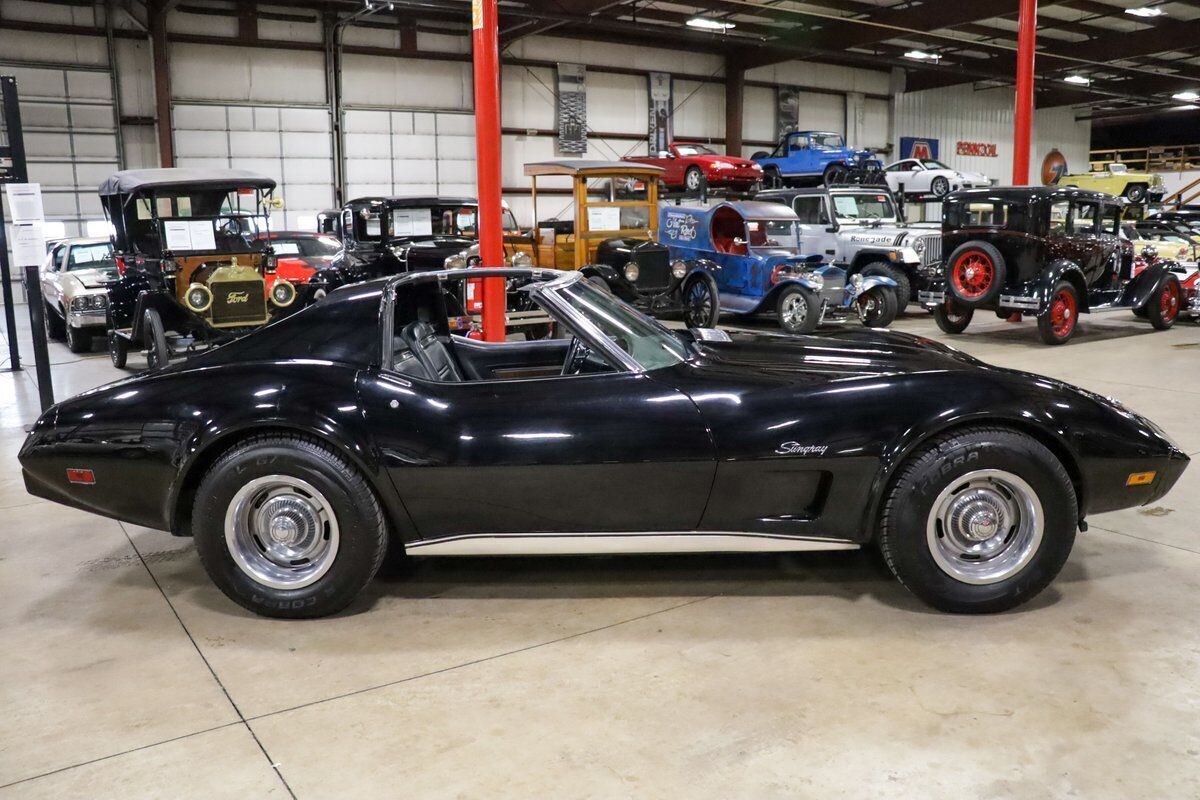 Chevrolet-Corvette-Coupe-1975-Black-Black-97507-9