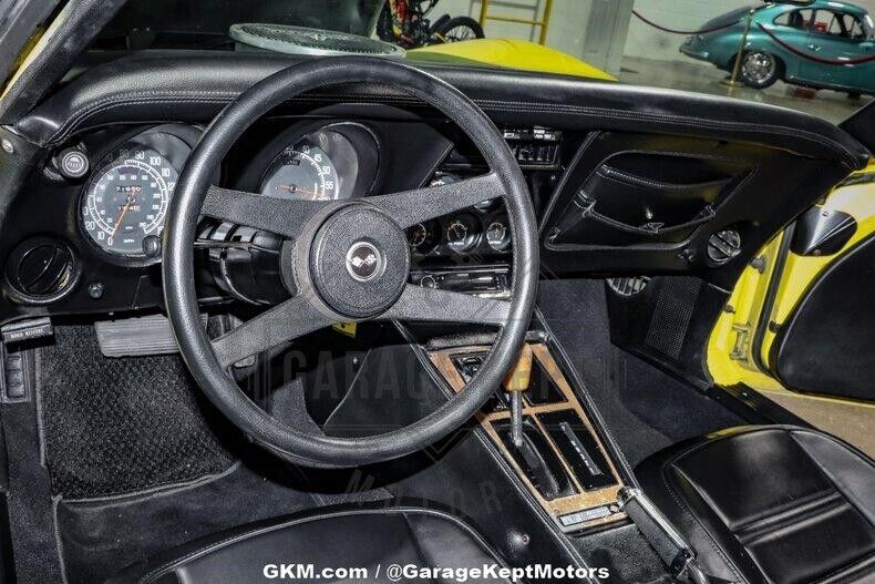 Chevrolet-Corvette-Coupe-1976-Yellow-Black-115309-3