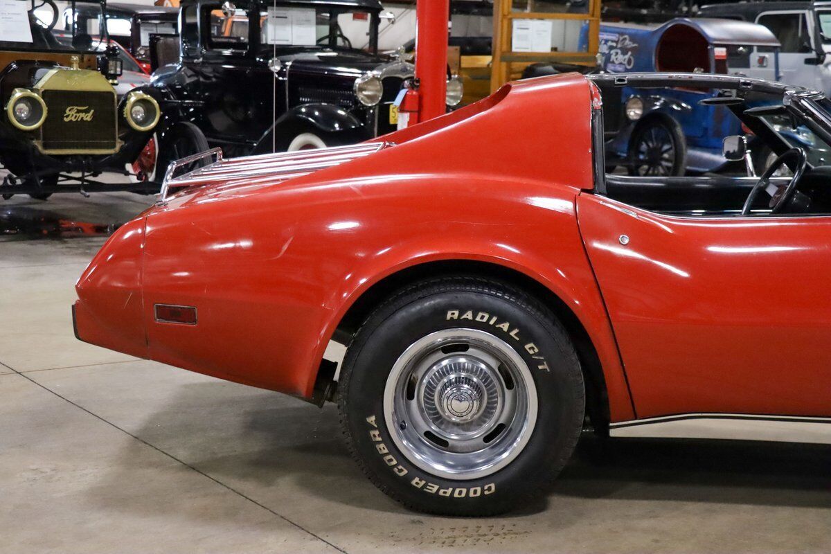 Chevrolet-Corvette-Coupe-1977-Red-Black-82513-8