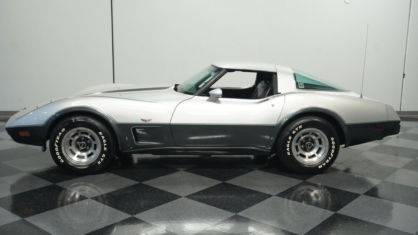 Chevrolet-Corvette-Coupe-1978-Silver-Black-28740-2