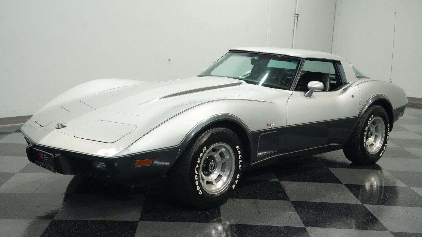 Chevrolet-Corvette-Coupe-1978-Silver-Black-28740-5