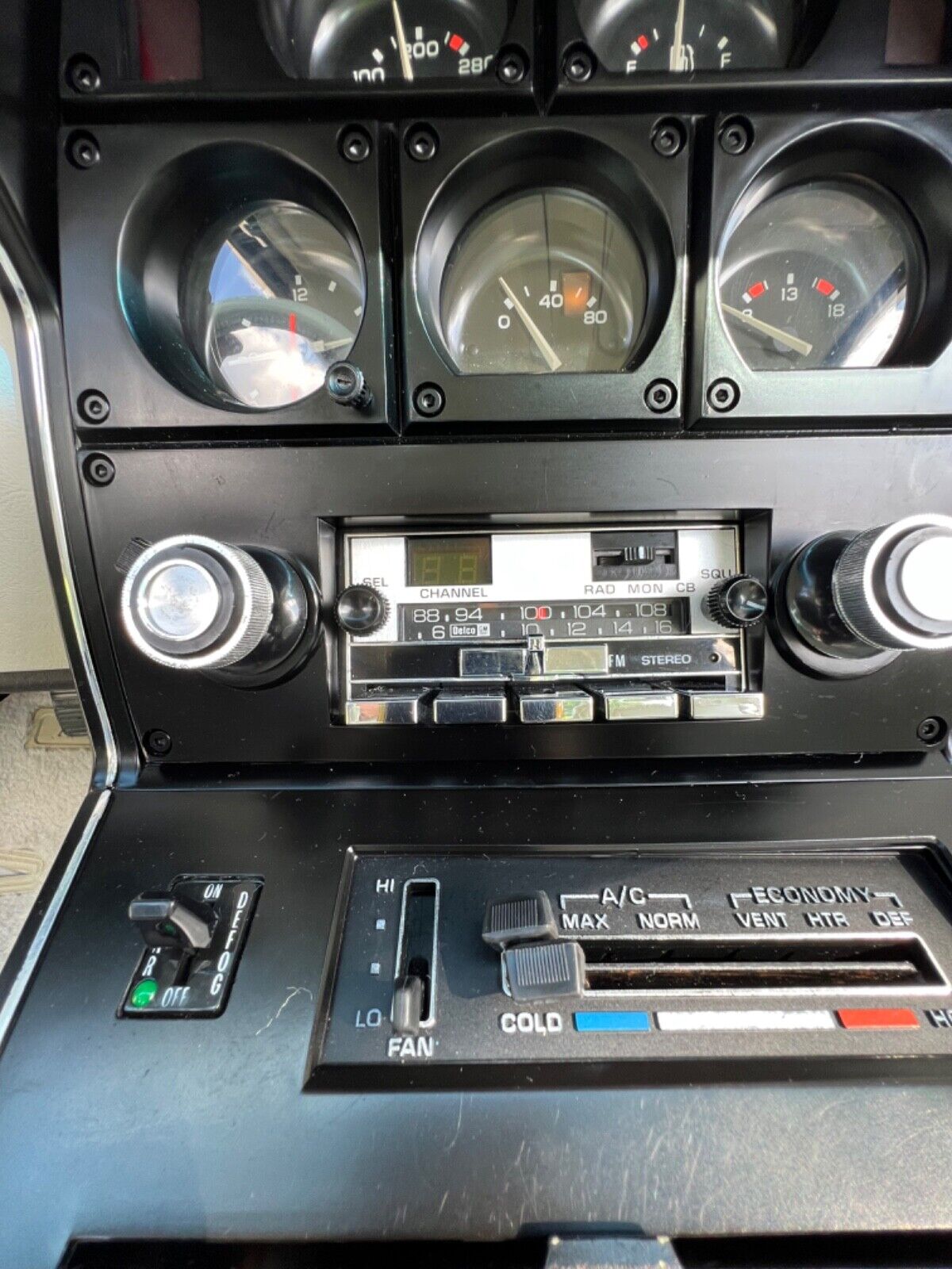 Chevrolet-Corvette-Coupe-1978-Silver-Oyster-15001-21