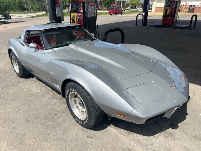 Chevrolet-Corvette-Coupe-1979-Silver-Red-45915-1