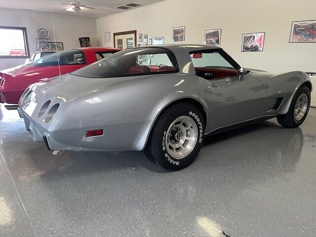 Chevrolet-Corvette-Coupe-1979-Silver-Red-45915-12