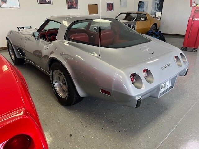 Chevrolet-Corvette-Coupe-1979-Silver-Red-45915-17