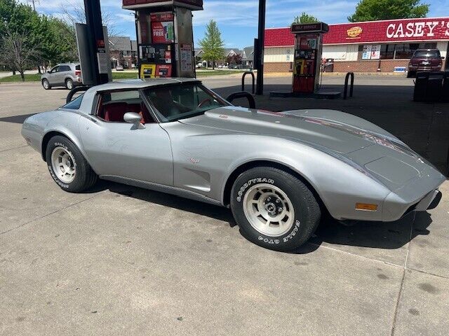 Chevrolet-Corvette-Coupe-1979-Silver-Red-45915-2