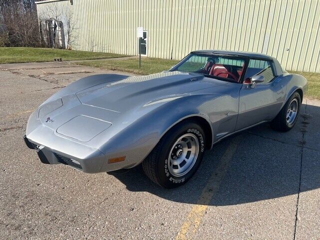 Chevrolet-Corvette-Coupe-1979-Silver-Red-45915-3