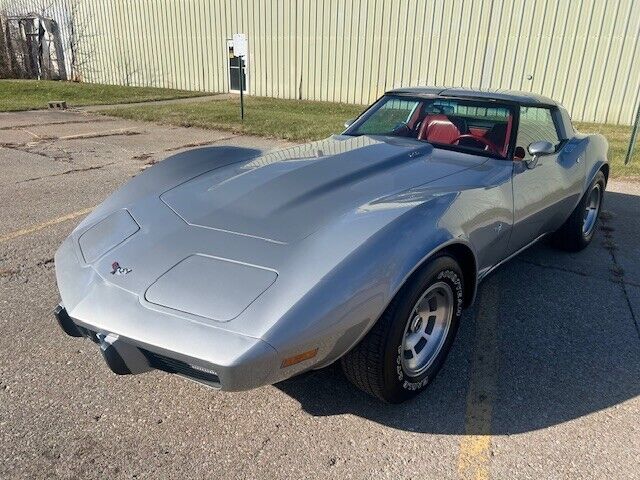 Chevrolet-Corvette-Coupe-1979-Silver-Red-45915-4