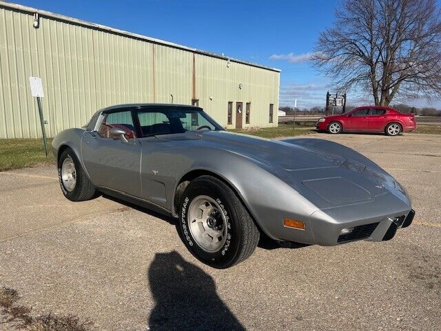 Chevrolet-Corvette-Coupe-1979-Silver-Red-45915-5