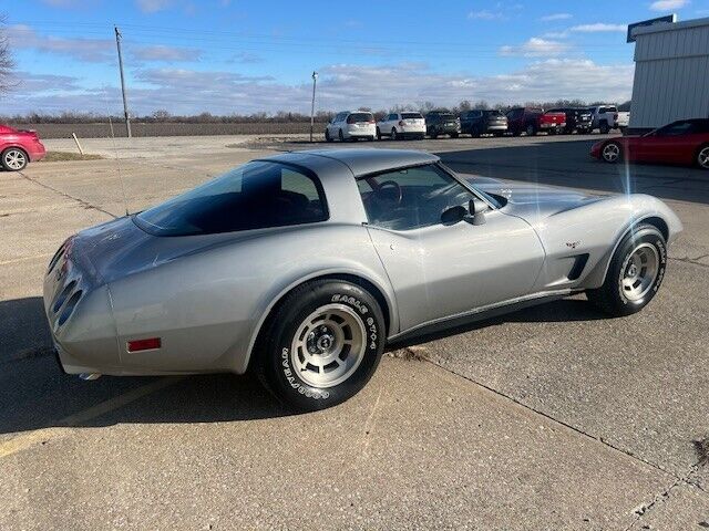 Chevrolet-Corvette-Coupe-1979-Silver-Red-45915-6