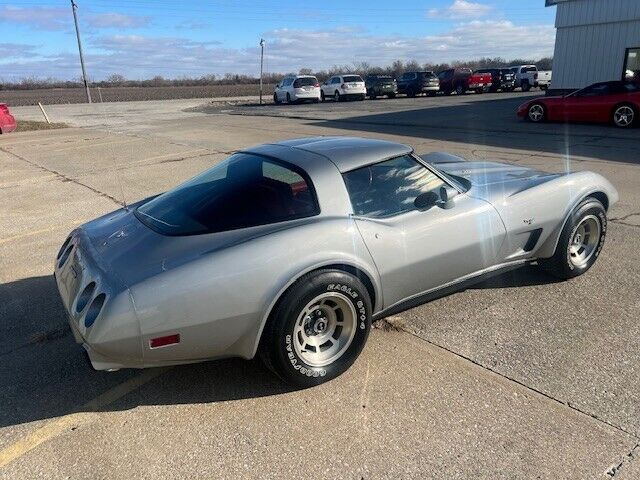 Chevrolet-Corvette-Coupe-1979-Silver-Red-45915-7