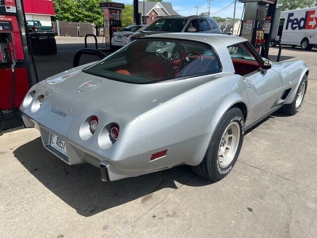 Chevrolet-Corvette-Coupe-1979-Silver-Red-45915-9