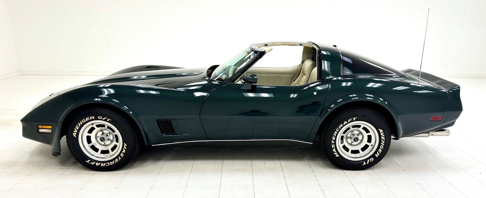 Chevrolet-Corvette-Coupe-1980-2