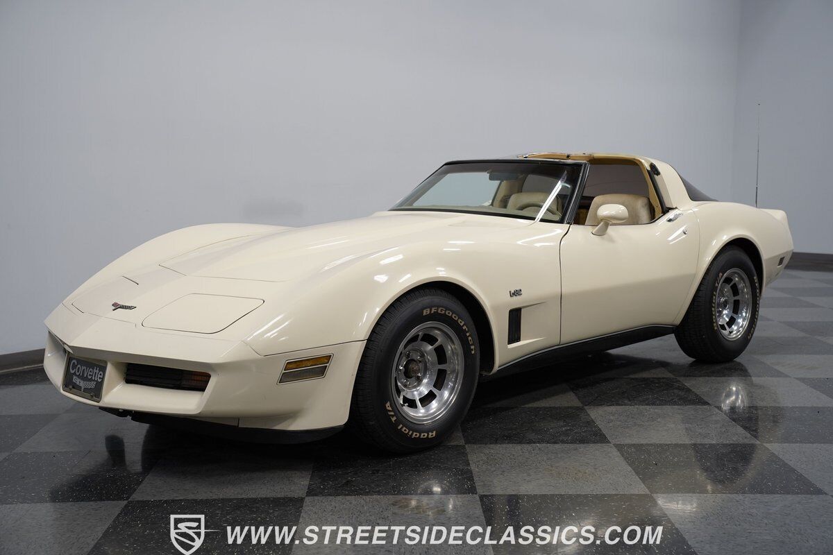 Chevrolet-Corvette-Coupe-1980-Frost-Beige-Tan-131145-5