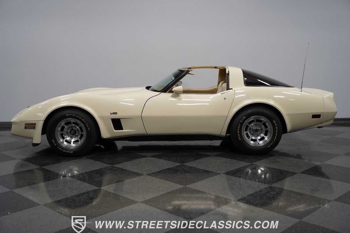 Chevrolet-Corvette-Coupe-1980-Frost-Beige-Tan-131145-6