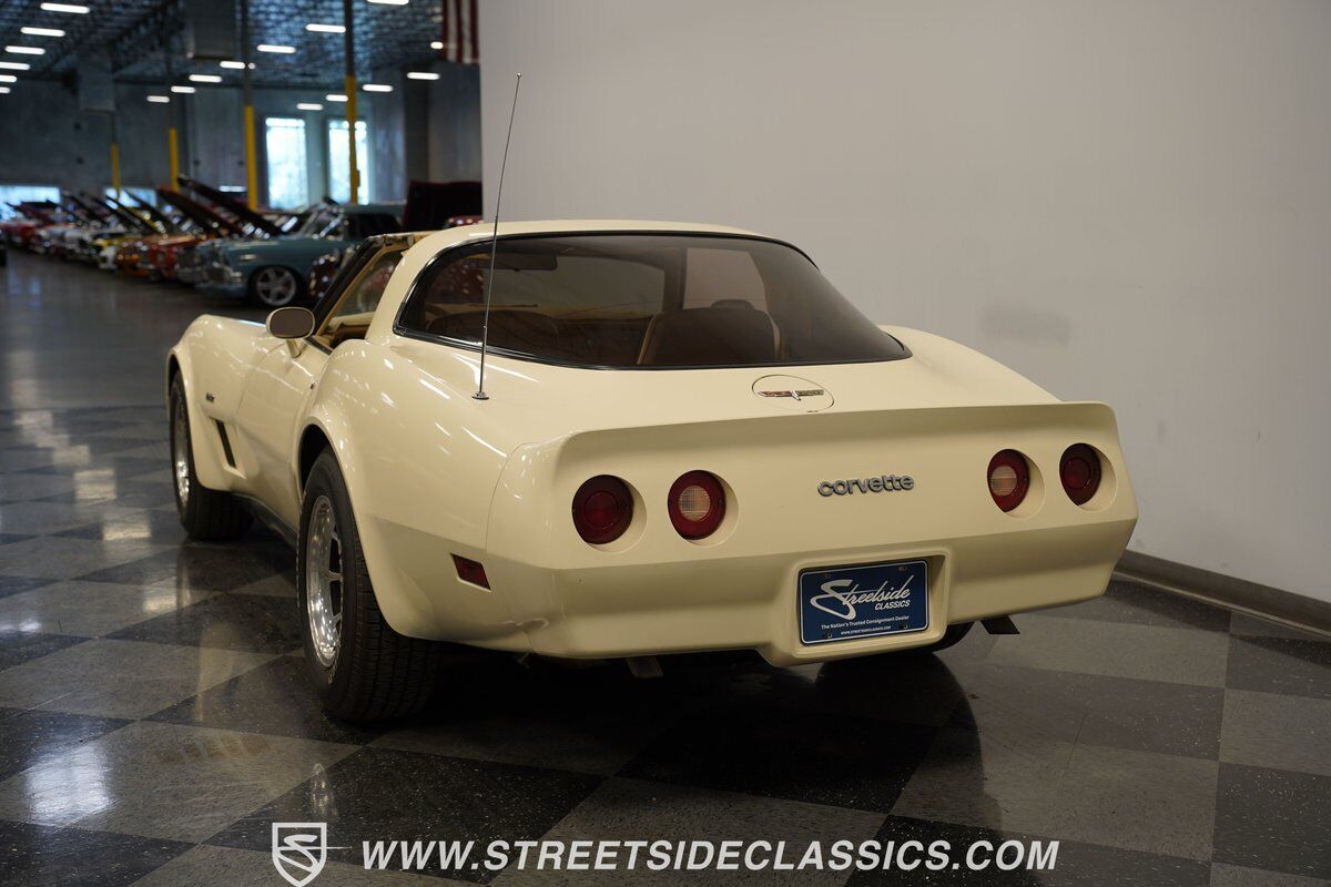 Chevrolet-Corvette-Coupe-1980-Frost-Beige-Tan-131145-8